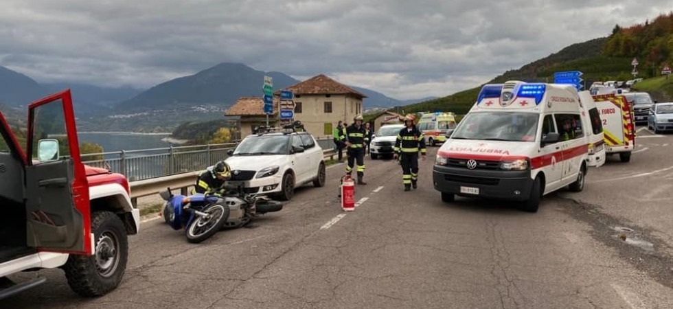 Cade una moto e quattro auto si tamponano, maxi incidente in Val di Non